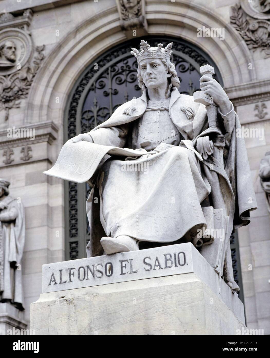 ALFONSO X el Sabio". REY DE CASTILLA Y LEON. 1221 - 1284. ESTATUA DE LA FACHADA DE LA Biblioteca Nacional. MADRID. OBRA DE JOSE ALCOVERRO. Stockfoto