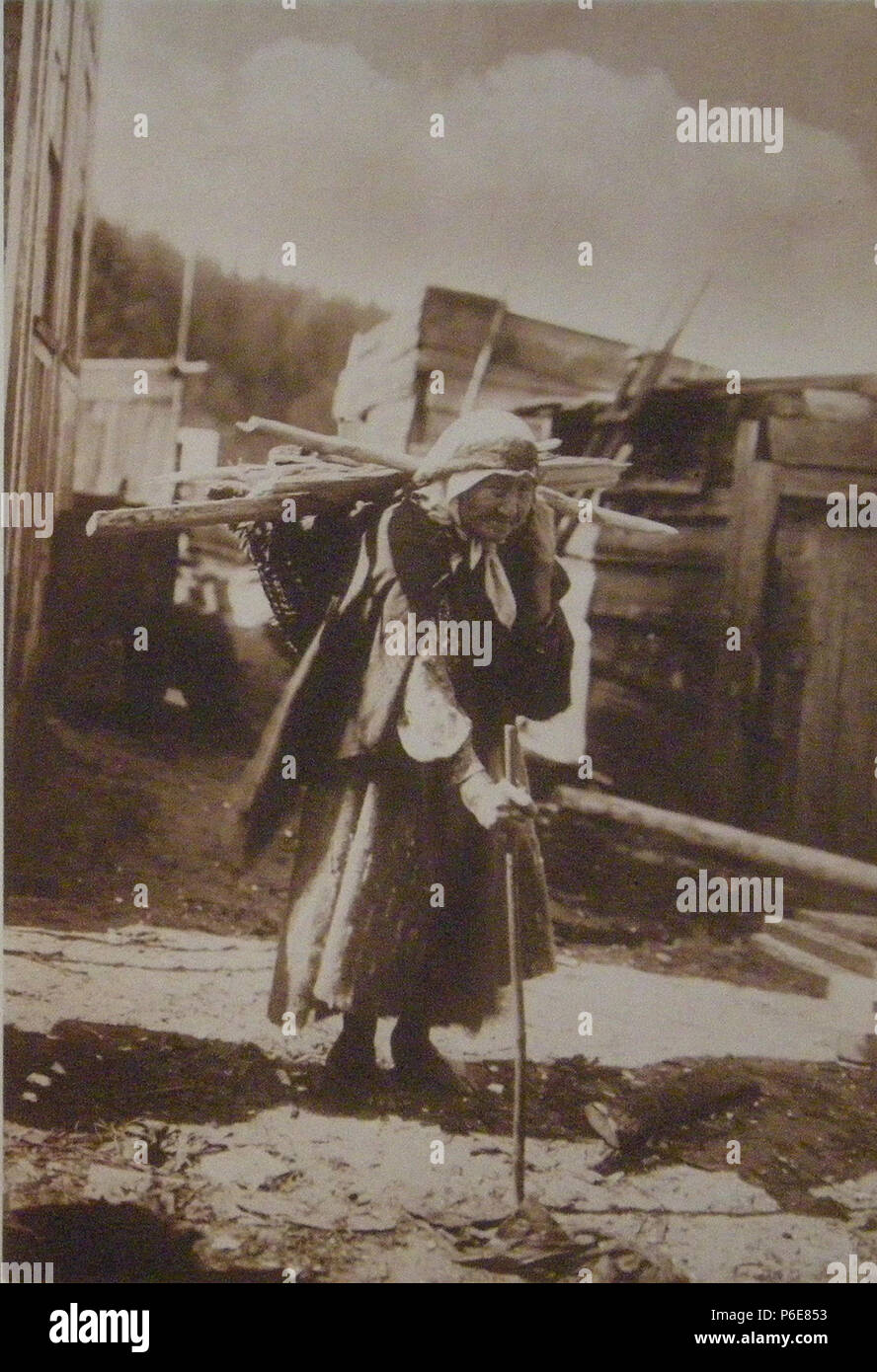 "In ein zufriedenes Alter"; während die Bildunterschrift nicht so explizit sagen, aus dem Kontext dieses ist fast sicher ein Foto der Makah Indianer. 1910 55 In ein zufriedenes Alter - A. Curtis 1910 Stockfoto