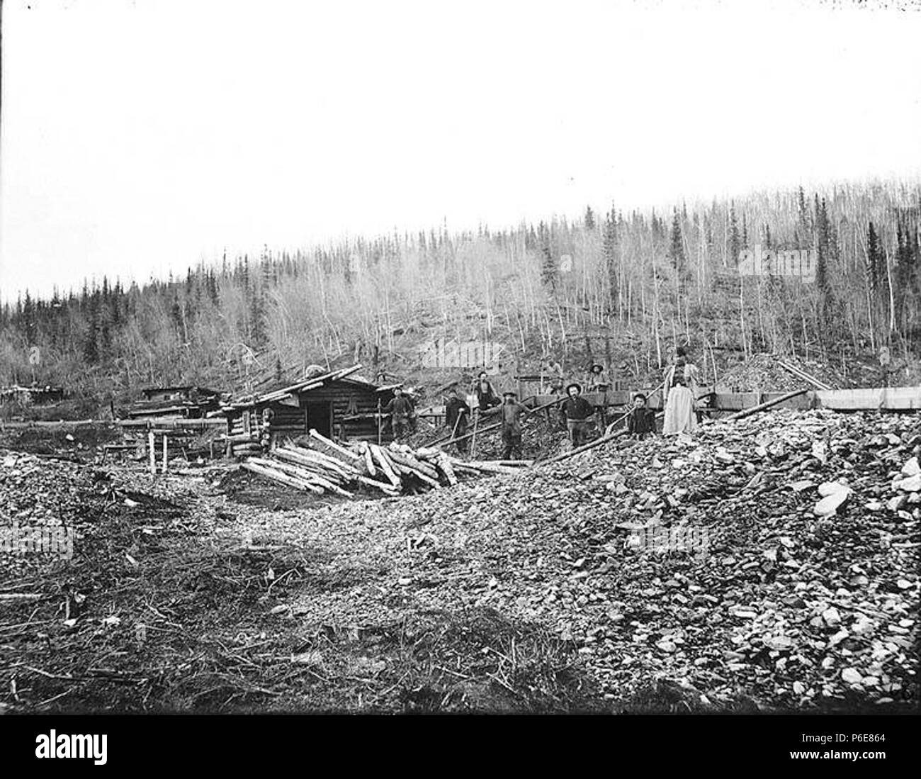 . Englisch: Sieben Bergleute, Native American Frau neben Blockhaus und Flume, Bücken Creek, N.D. Englisch: PH-Coll 35.535 Themen (LCTGM): Gold Miner - Yukon; Log Bauten - - Yukon; Gerinnen Themen (LCSH): Goldminen und Bergbau - Yukon; Indische Frauen - Yukon; Indianer Nordamerikas - Yukon. Datum unbekannt 74 Sieben Bergleute, Native American Frau neben Blockhaus und Flume, Bücken Creek, nd (SARVANT 138) Stockfoto