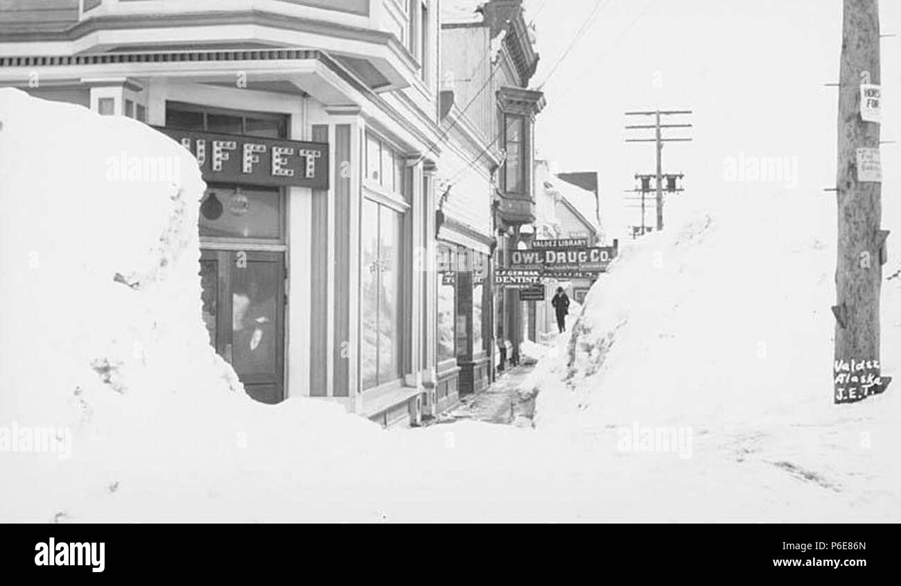 . Englisch: Bürgersteig in Valdez, Schnee entlang Seite angehäuft, Ca. 1912. Englisch: Legende auf Bild: Valdez, Alaska PH-Coll 247.542 Valdez liegt am Nordufer des Port Valdez, ein tiefes Wasser Fjord im Prince William Sound. Es liegt 305 km östlich der Straße von Anchorage, und 364 Straße Meilen südlich von Fairbanks. Es ist die südliche Endstation der Trans-Alaska Pipeline. Der Hafen von Valdez wurde 1790 von Don Salvador Fidalgo genannt für die gefeierte spanische Marineoffizier Antonio Valdés y Basan. Aufgrund seiner hervorragenden eisfreien Hafen, einer Stadt, die 1898 als entladehafen Punkt für Männer auf der Suche nach ro entwickelt Stockfoto