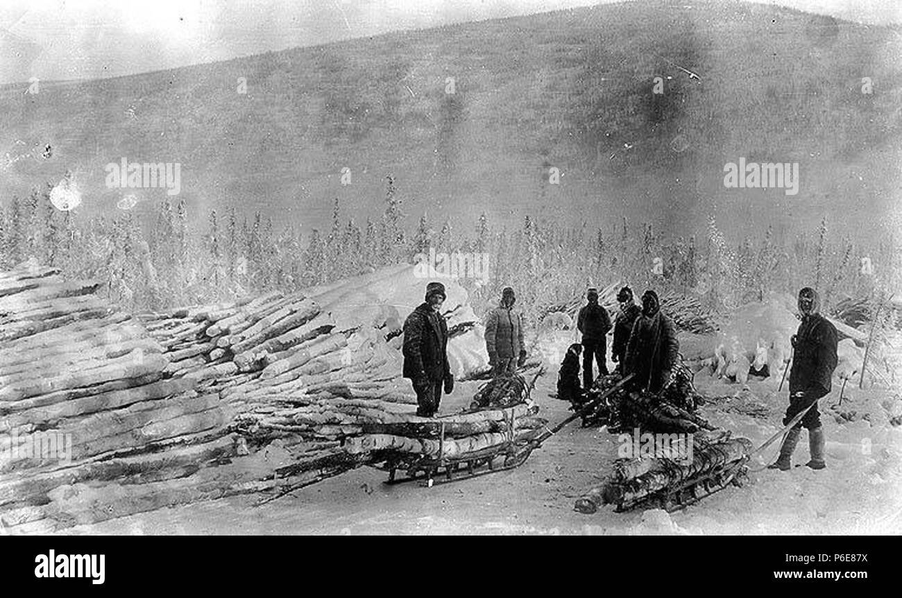 . Englisch: Sechs Männer schleppen Holz auf Schlitten, Adams Hill, Januar 1899. Englisch: Auf der Rückseite des Bildes: ein paar Individuen, als Wilson, Roper, Fairchild PH-Coll 35.496 Klondike Gold Rush Themen (LCTGM): Schlitten & Schlitten -- Yukon; Protokolle -- Yukon Themen (LCSH): Fracht- und Fracht-- Yukon identifiziert. 1899 75 sechs Männer schleppen Holz auf Schlitten, Adams Hill, Januar 1899 (SARVANT 132) Stockfoto