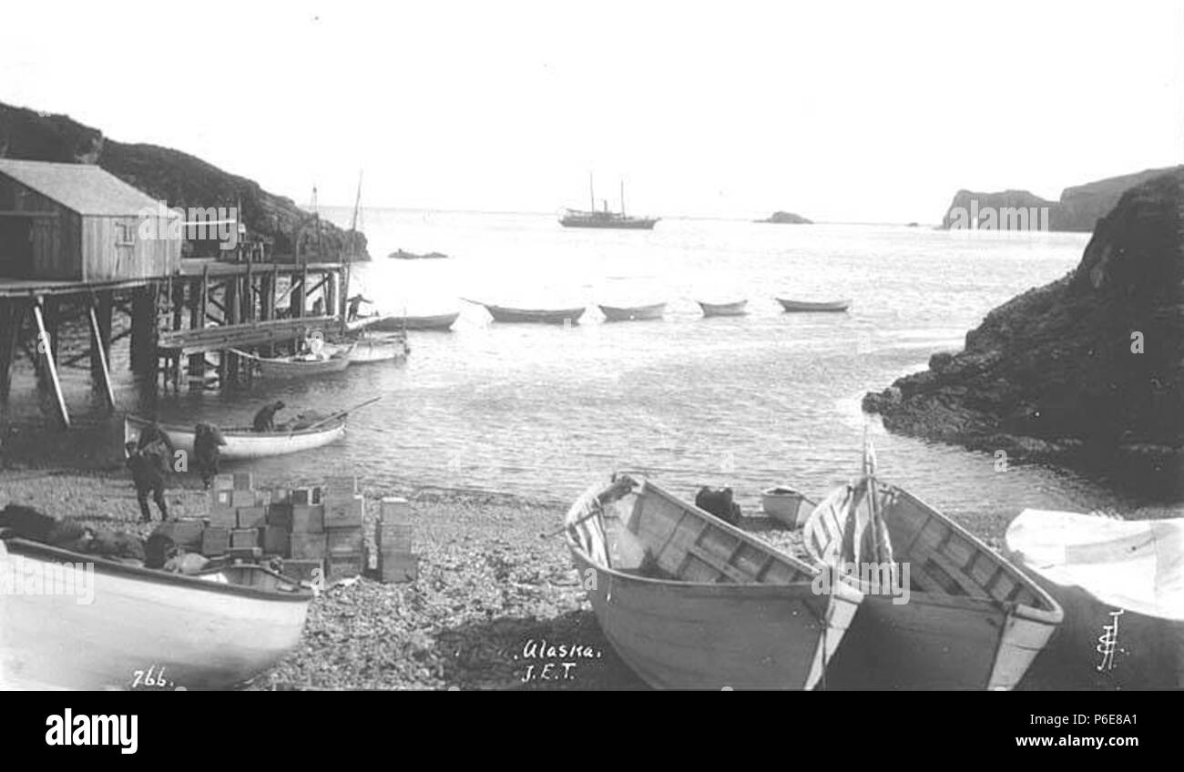. Englisch: Squaw Hafen übersicht Männer liefert Entladen von Boote, Unga Island, Ca. 1911. Englisch: Legende auf Bild: Alaska PH-Coll 247.220 Unga liegt an der südöstlichen Küste der Insel, in der VN-Generalversammlung Shumagin Inseln der Aleuten Kette. Es war ein aleut Dorf berichtete zuerst als "elarov" im Jahre 1833, mit einer Bevölkerung von 116, und dann als 'Ougnagok' 1836. Die 'Ounga' Post wurde im Jahr 1888 gegründet, und änderte seinen Namen in der VN-Generalversammlung im Jahr 1894. Die Post geschlossen im Jahr 1958. Vn-Generalversammlung nicht mehr belegt ist das ganze Jahr über. Themen (LCTGM): Squaw Hafen (Alaska); Ruderboote - Alaska - Squaw Hafen; Unga Island ( Stockfoto