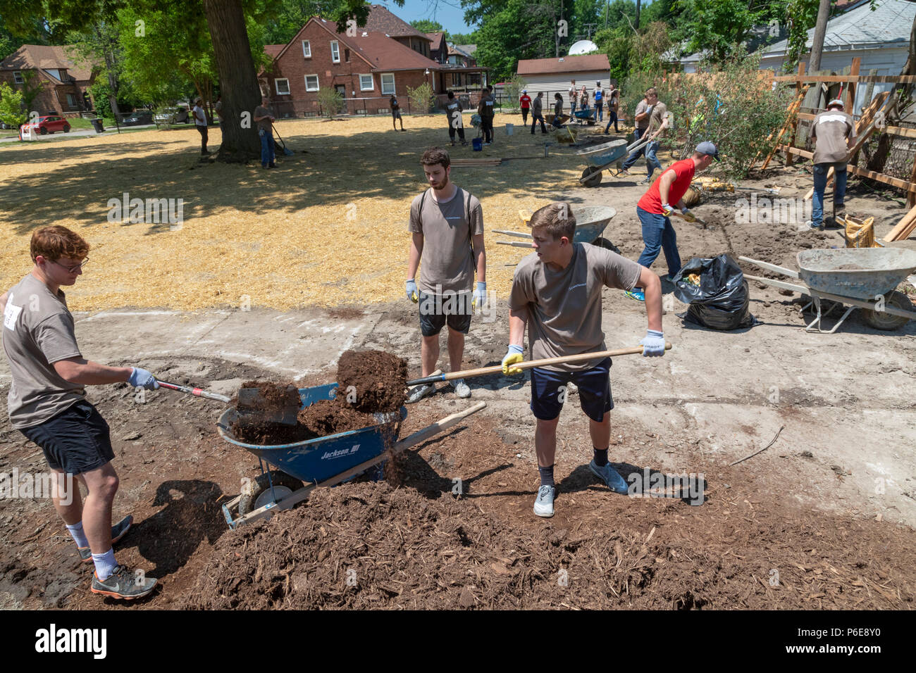 Detroit, Michigan - die Freiwilligen helfen, eine neue Gemeinschaft Morningside Park in der Nachbarschaft aufzubauen. Viele der Freiwilligen sind Student Sommer inte Stockfoto