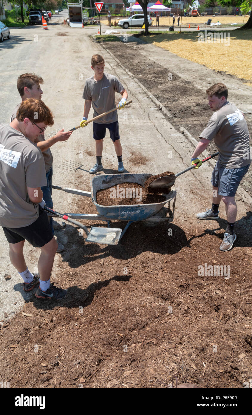 Detroit, Michigan - die Freiwilligen helfen, eine neue Gemeinschaft Morningside Park in der Nachbarschaft aufzubauen. Viele der Freiwilligen sind Student Sommer inte Stockfoto
