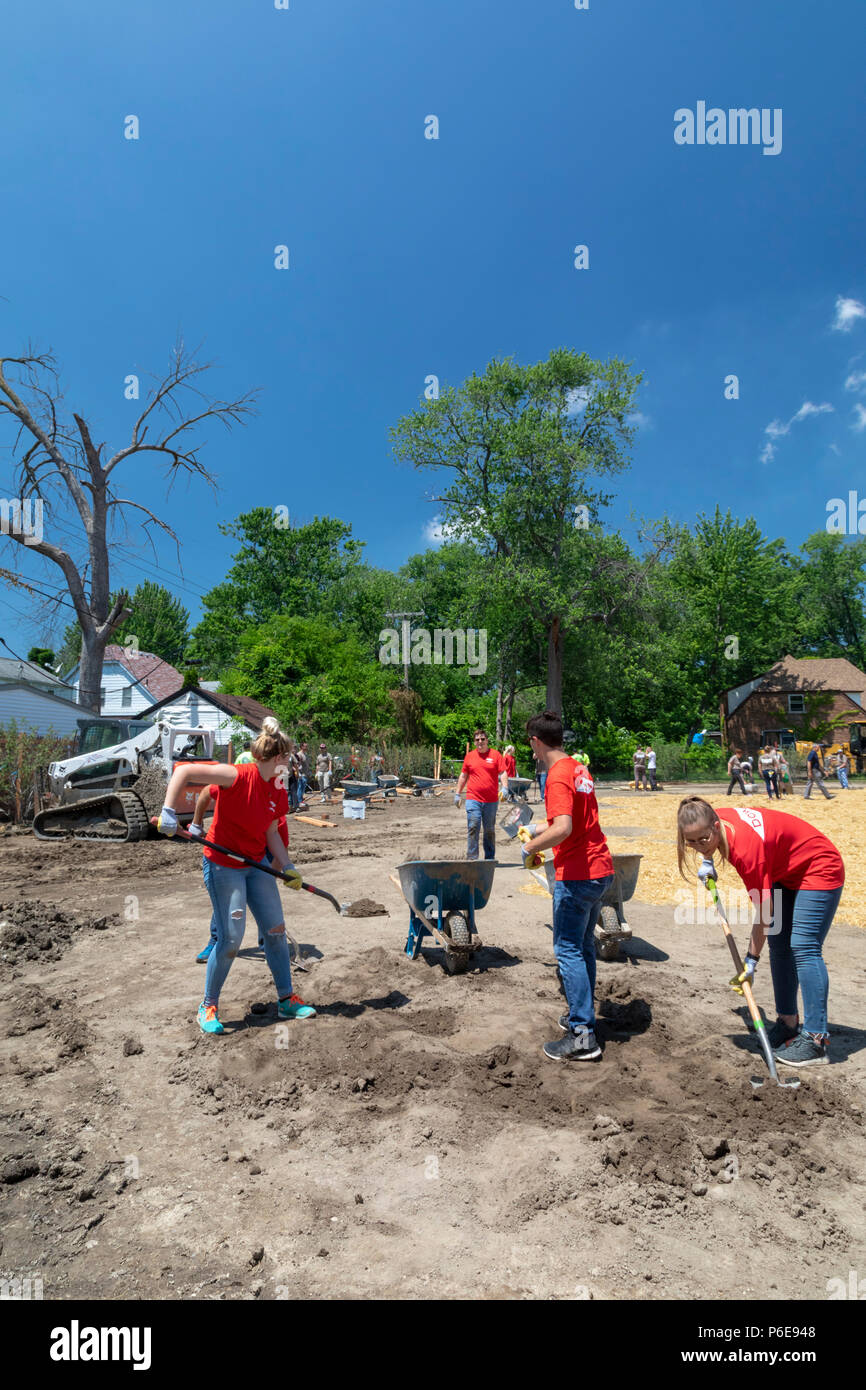 Detroit, Michigan - die Freiwilligen helfen, eine neue Gemeinschaft Morningside Park in der Nachbarschaft aufzubauen. Viele der Freiwilligen sind Student Sommer inte Stockfoto