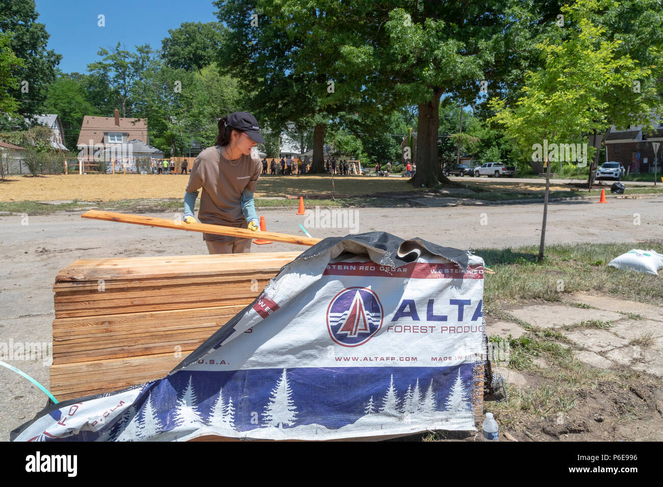Detroit, Michigan - die Freiwilligen helfen, eine neue Gemeinschaft Morningside Park in der Nachbarschaft aufzubauen. Viele der Freiwilligen sind Student Sommer inte Stockfoto