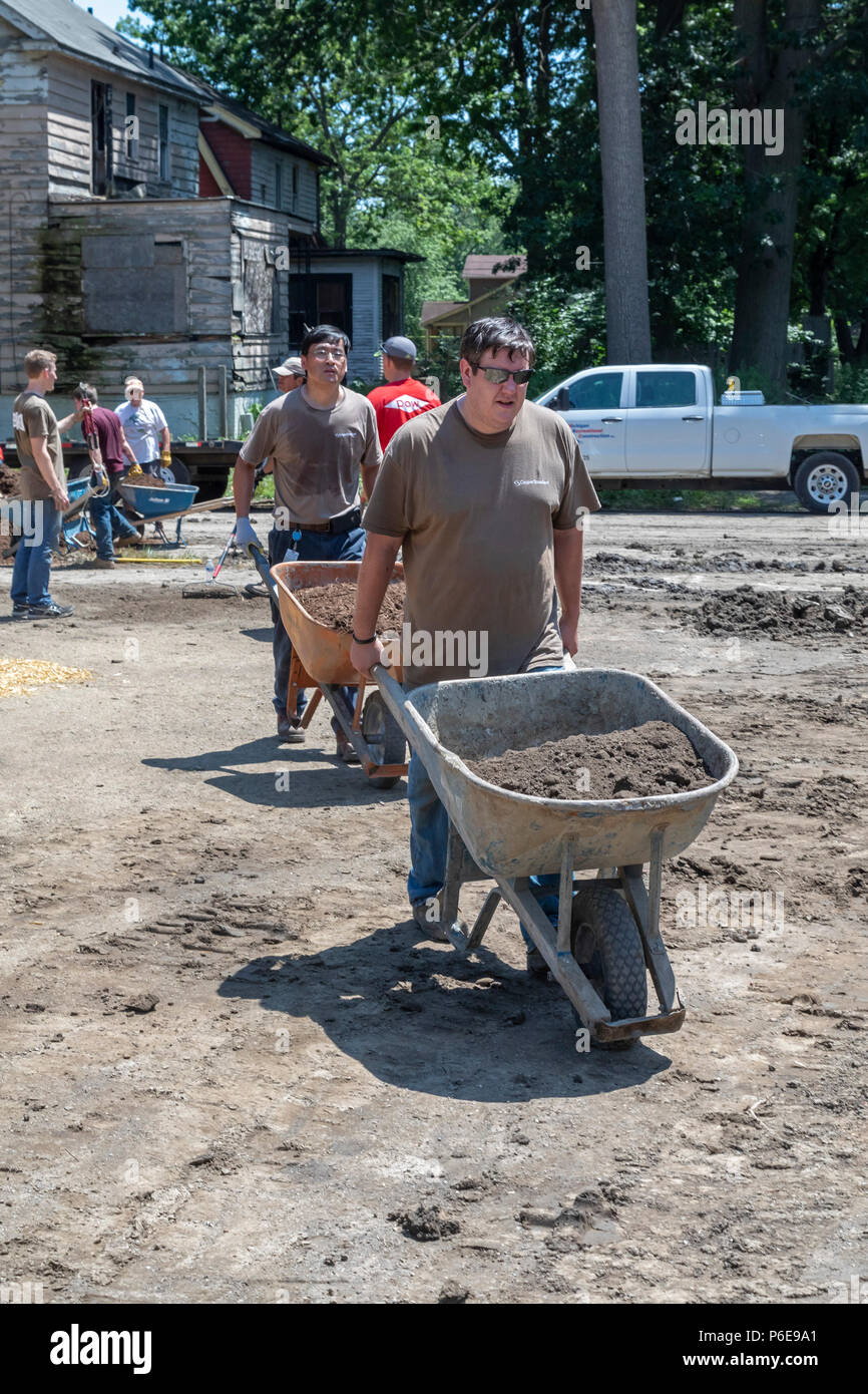 Detroit, Michigan - die Freiwilligen helfen, eine neue Gemeinschaft Morningside Park in der Nachbarschaft aufzubauen. Viele der Freiwilligen sind Student Sommer inte Stockfoto
