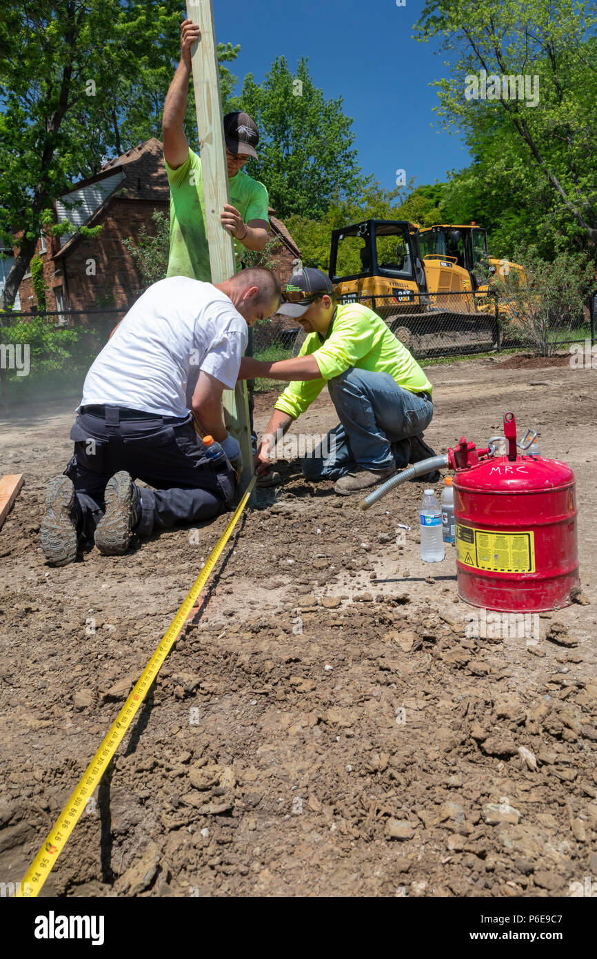 Detroit, Michigan - die Freiwilligen helfen, eine neue Gemeinschaft Morningside Park in der Nachbarschaft aufzubauen. Viele der Freiwilligen sind Student Sommer inte Stockfoto