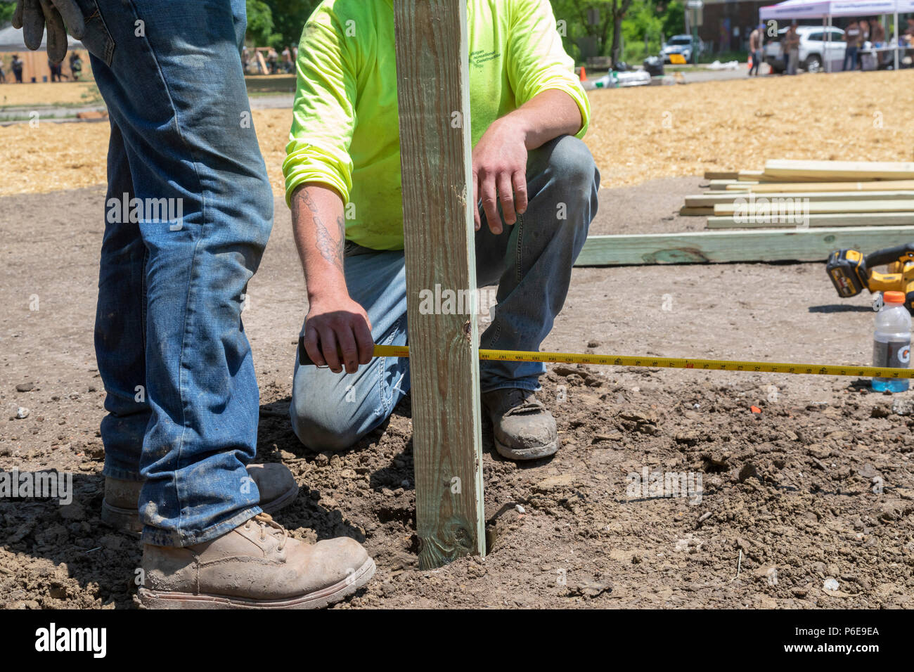 Detroit, Michigan - die Freiwilligen helfen, eine neue Gemeinschaft Morningside Park in der Nachbarschaft aufzubauen. Viele der Freiwilligen sind Student Sommer inte Stockfoto