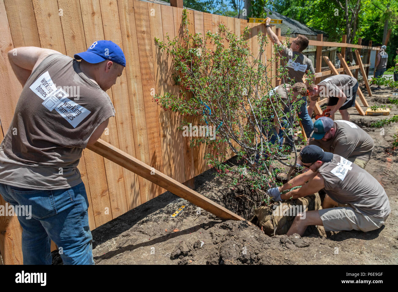 Detroit, Michigan - die Freiwilligen helfen, eine neue Gemeinschaft Morningside Park in der Nachbarschaft aufzubauen. Viele der Freiwilligen sind Student Sommer inte Stockfoto
