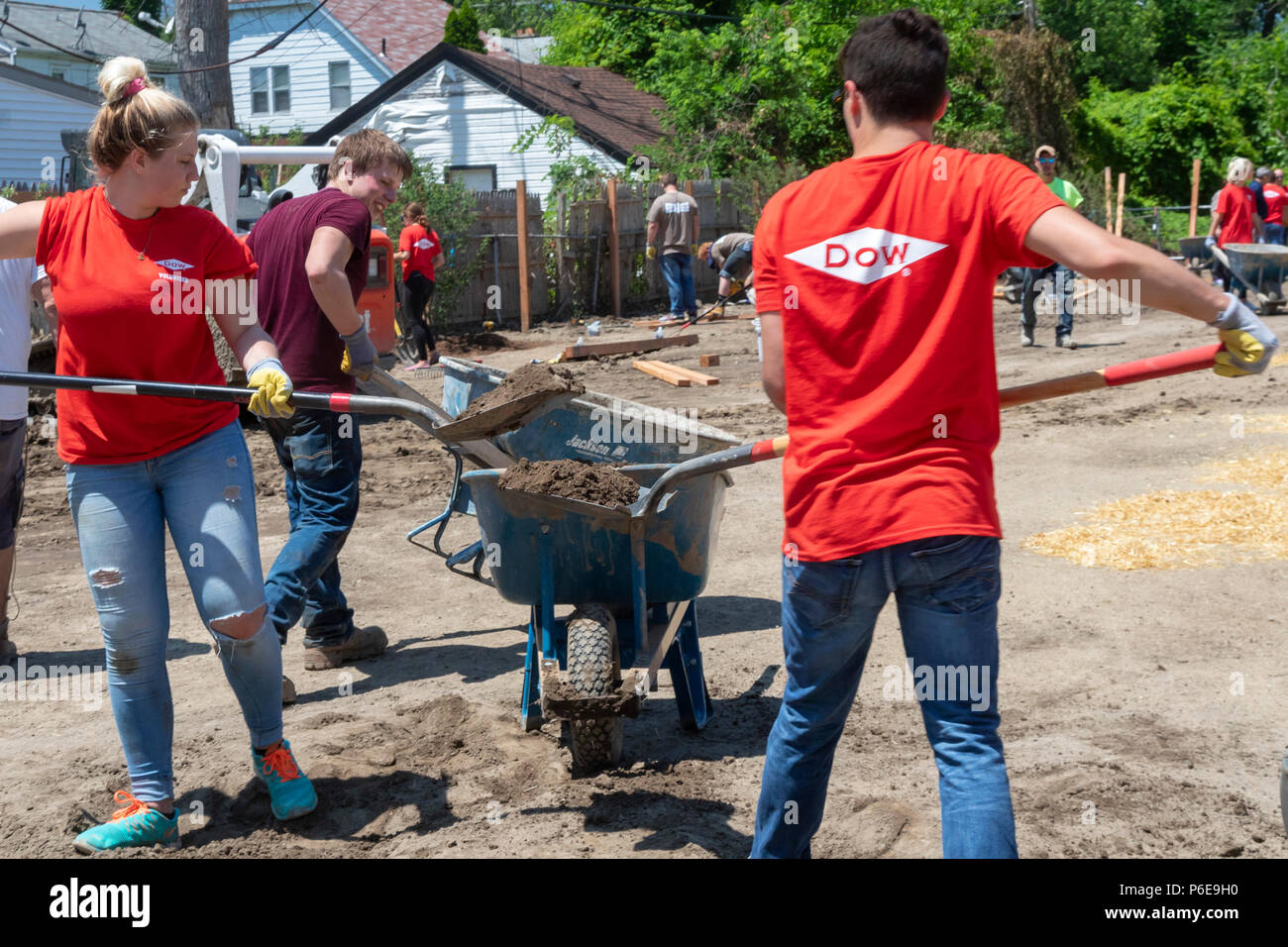 Detroit, Michigan - die Freiwilligen helfen, eine neue Gemeinschaft Morningside Park in der Nachbarschaft aufzubauen. Viele der Freiwilligen sind Student Sommer inte Stockfoto
