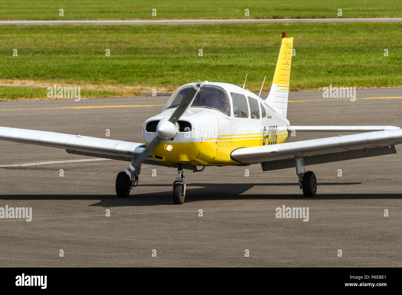 Piper PA 28 Fixed wing Light Aircraft mit der Registrierung G-CDDG in Cardiff Wales Flughafen ankommen. Stockfoto