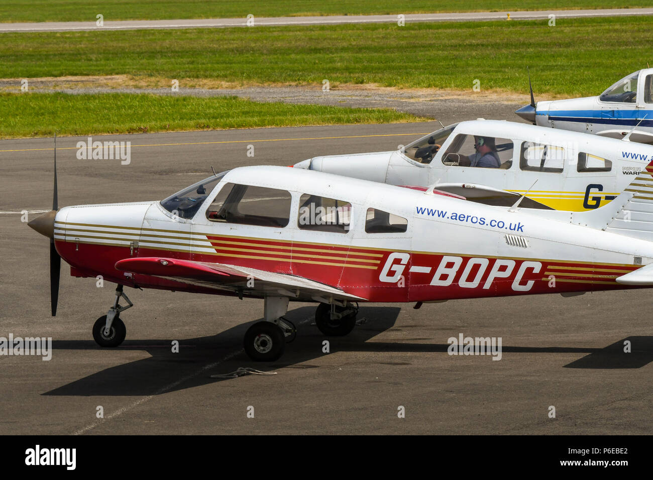 Leichte Flugzeuge aufgereiht außerhalb der Flying Club in Cardiff Wales Airport Stockfoto