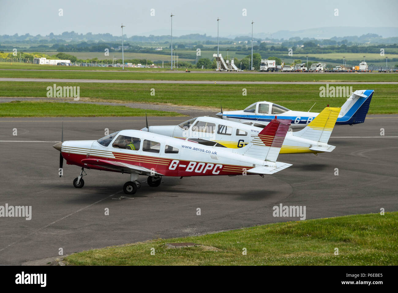 Leichte Flugzeuge aufgereiht außerhalb der Flying Club in Cardiff Wales Airport Stockfoto