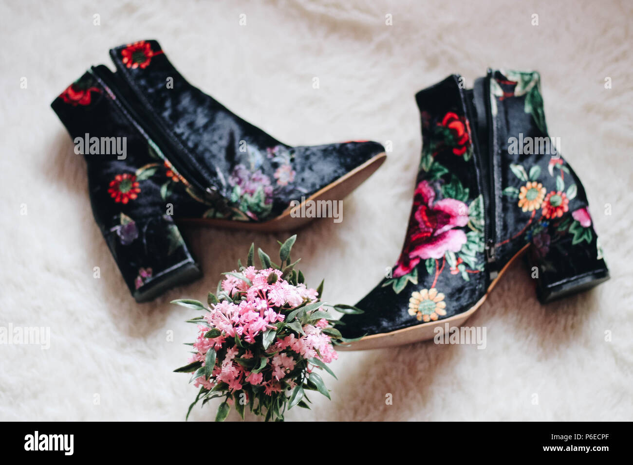 Mode Blumen Stiefel mit floralem Dekor Stockfoto