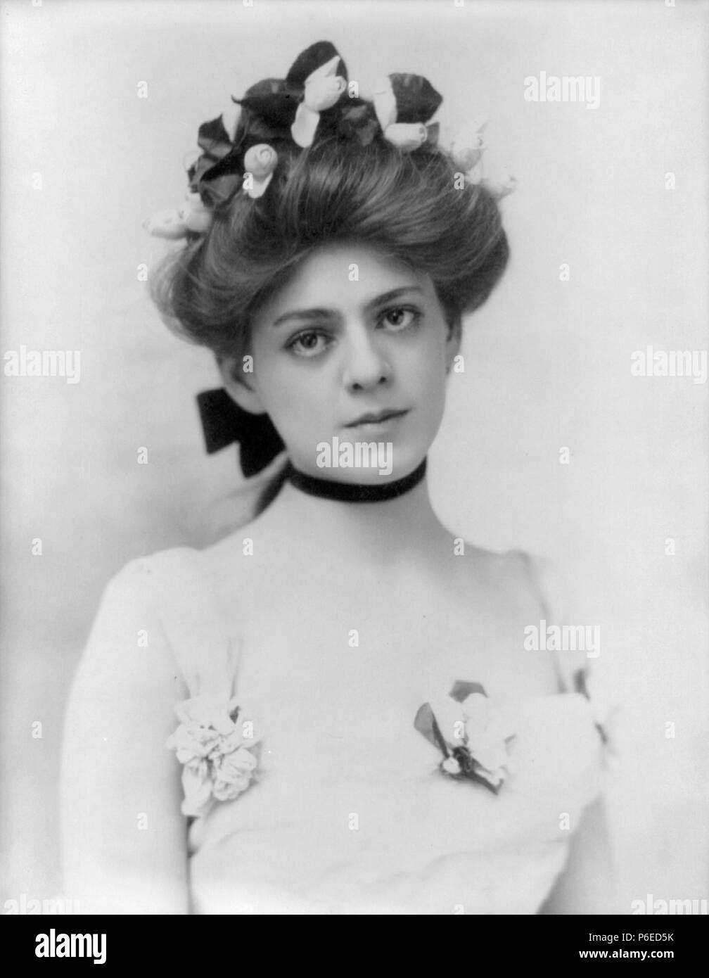 Broadway und Hollywood Schauspielerin Ethel Barrymore, Mitglied des berühmten Barrymore Familie, Kopf und Schultern hoch, nach rechts. 1901 42 Ethel Barrymore von Burr McIntosh, 1901 Stockfoto