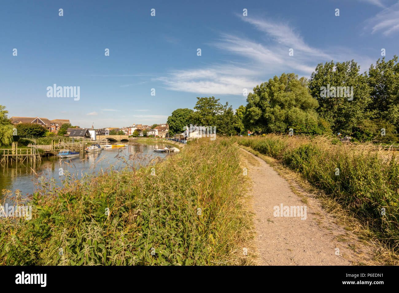 Ein Fußweg entlang des Flusses Arun in Arundel, West Sussex, UK. Stockfoto