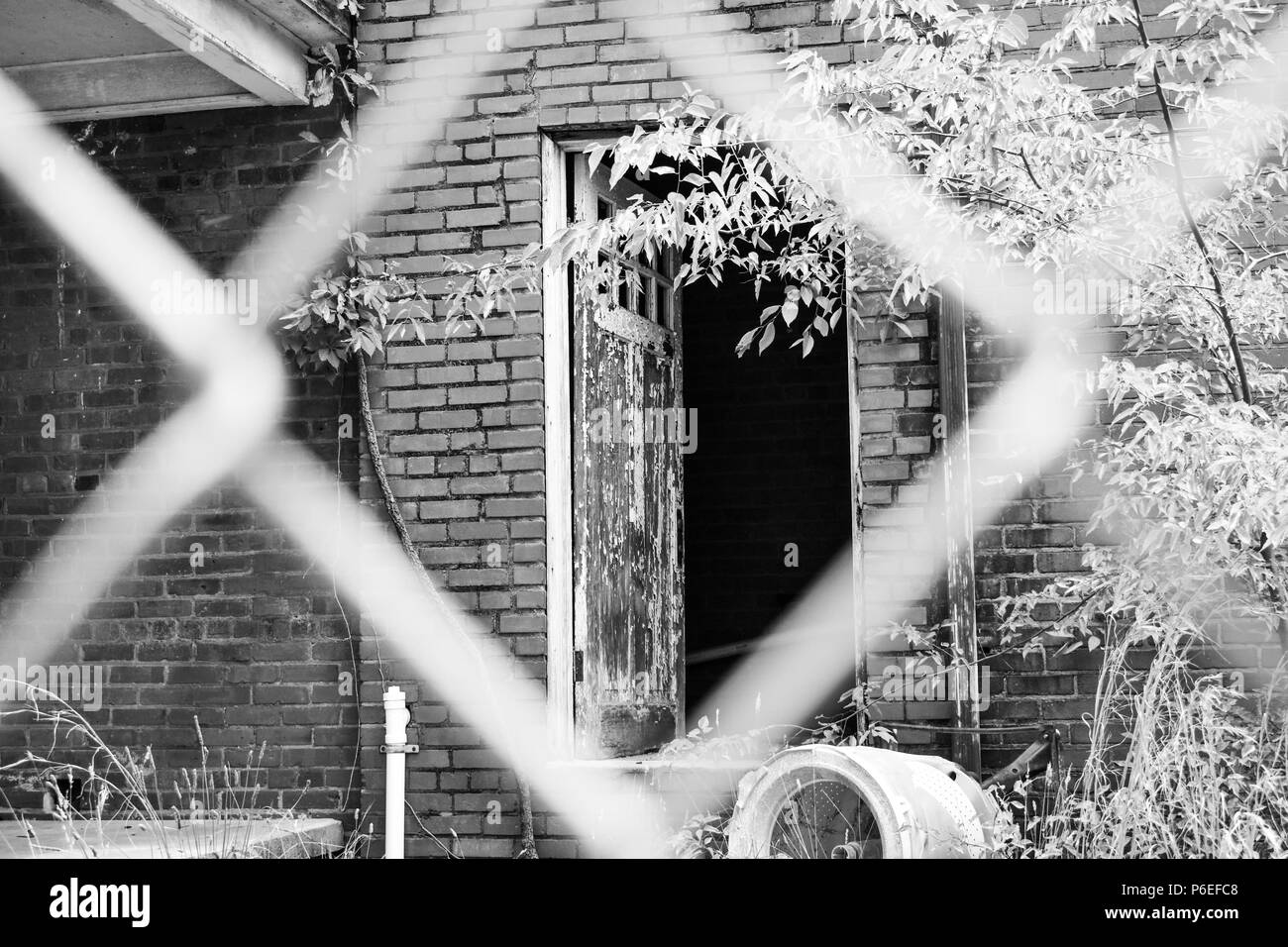 Abgebrochene Mauer mit offenen tattered Tür in Concord, NC Stockfoto