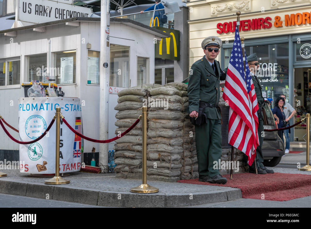 Während des 'Kalten Krieges' der Checkpoint Charlie war einer der bekanntesten Grenzübergänge in der Welt werden. Heutzutage ist es eine große Touristenattraktion in Stockfoto