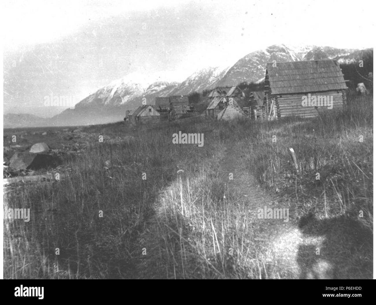 . Englisch: Verlassene Chilkat Dorf in der Nähe von Haines, Alaska, 1909. Englisch: Text von Kiehl anmelden: Chilkat Indian Village. Album 1,077 Themen (LCSH): Chilkat Indianer - Häuser und spukt - Alaska - Haines Region; Dörfer - Alaska - Haines Region; Wohnungen - Alaska - Haines Region Konzepte: Native Americans. 1909 2 verlassenen Chilkat Dorf in der Nähe von Haines, Alaska, 1909 (KIEHL 123) Stockfoto