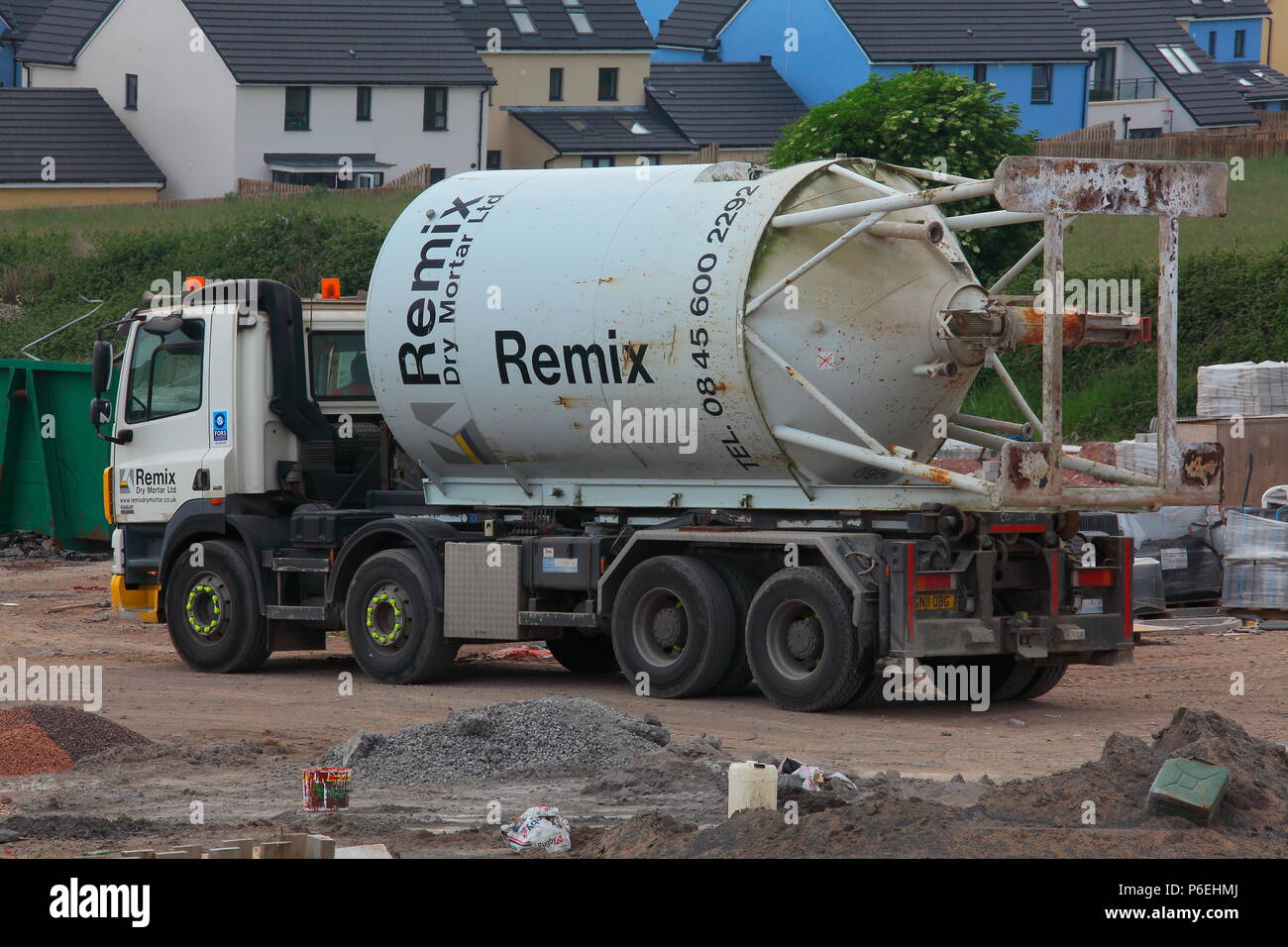 Eine Baustelle Zement Mörtel Mischanlage gerade weg genommen wird auf der Rückseite eines spezialisierte Transport Lkw mit der Baustelle geschlossen wird. Stockfoto