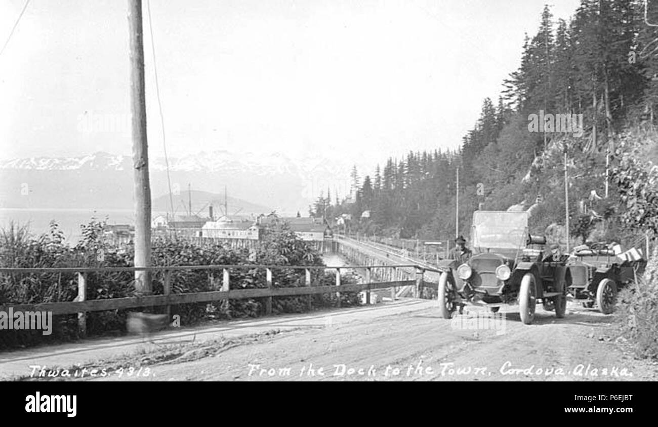 . Englisch: Autos auf der Straße zwischen dem Dock und Stadt von Cordova, Ca. 1912. Englisch: Legende auf das Bild: Aus dem Dock an der Stadt, Cordova, Alaska PH-Coll 247.607 Cordova liegt am südöstlichen Ende der Prince William Sound in den Golf von Alaska. Der Gemeinschaft wurde Orca Meeresarm, an der Basis der Eyak Berg. Es liegt 52 Meilen südöstlich von Valdez und 150 km südöstlich von Anchorage. Das Gebiet hat in der Vergangenheit die Heimat Aleuts gewesen, mit der Hinzufügung der Migration Athabascan und Tlingit Indianer, die sich selbst Eyaks. Alaskischen Eingeborenen von anderen Abfahrten auch in Nieder Stockfoto