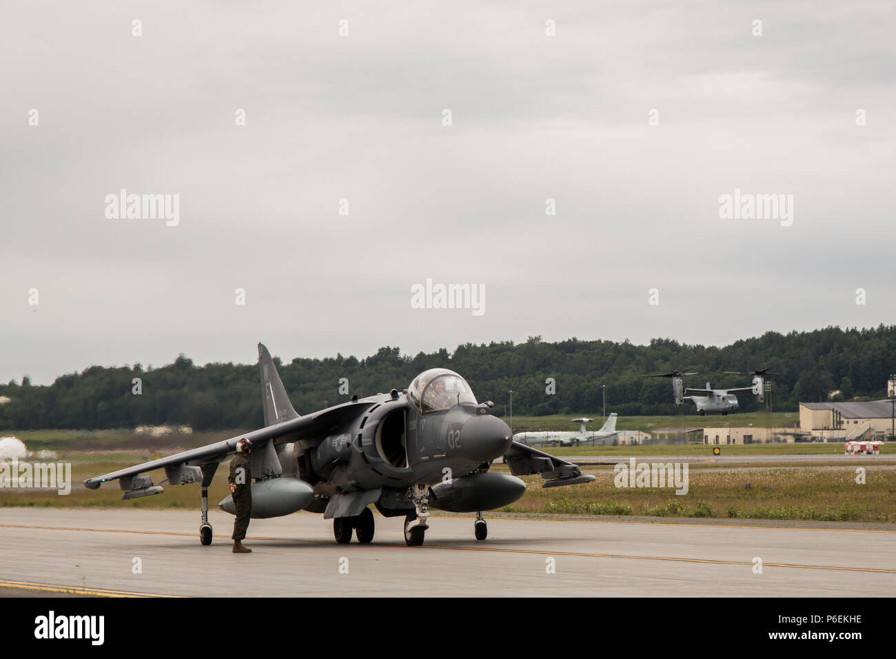 Marine Attack Squadron (VMA) 214 AV-8B Harrier kommen am Joint Base Elmendorf-Richardson, Alaska, 27. Juni 2018. VMA-214 wird in die 2018 Arctic Thunder Air Show mit einem vorbeiflug, hover Demonstration beteiligen, und eine statische Darstellung. (U.S. Marine Corps Foto von Lance Cpl. Sabrina Candiaflores) Stockfoto