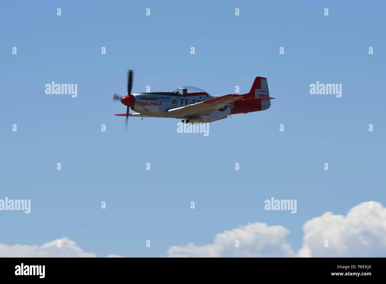 Greg 'B.A.' Anders, Air Force Heritage Flight Foundation P-5-1Mustange Pilot, der sein Flugzeug fliegt, "Val-Halla" während an der Gunfighter Himmel, Luft und Raum Feier in Mountain Home Air Force Base, Idaho, 2. Juni 2018. Anders ist ein Mission - qualifiziert und ein Fluglehrer für die F-15E Strike Eagle und B-52 Stratofortress. Stockfoto