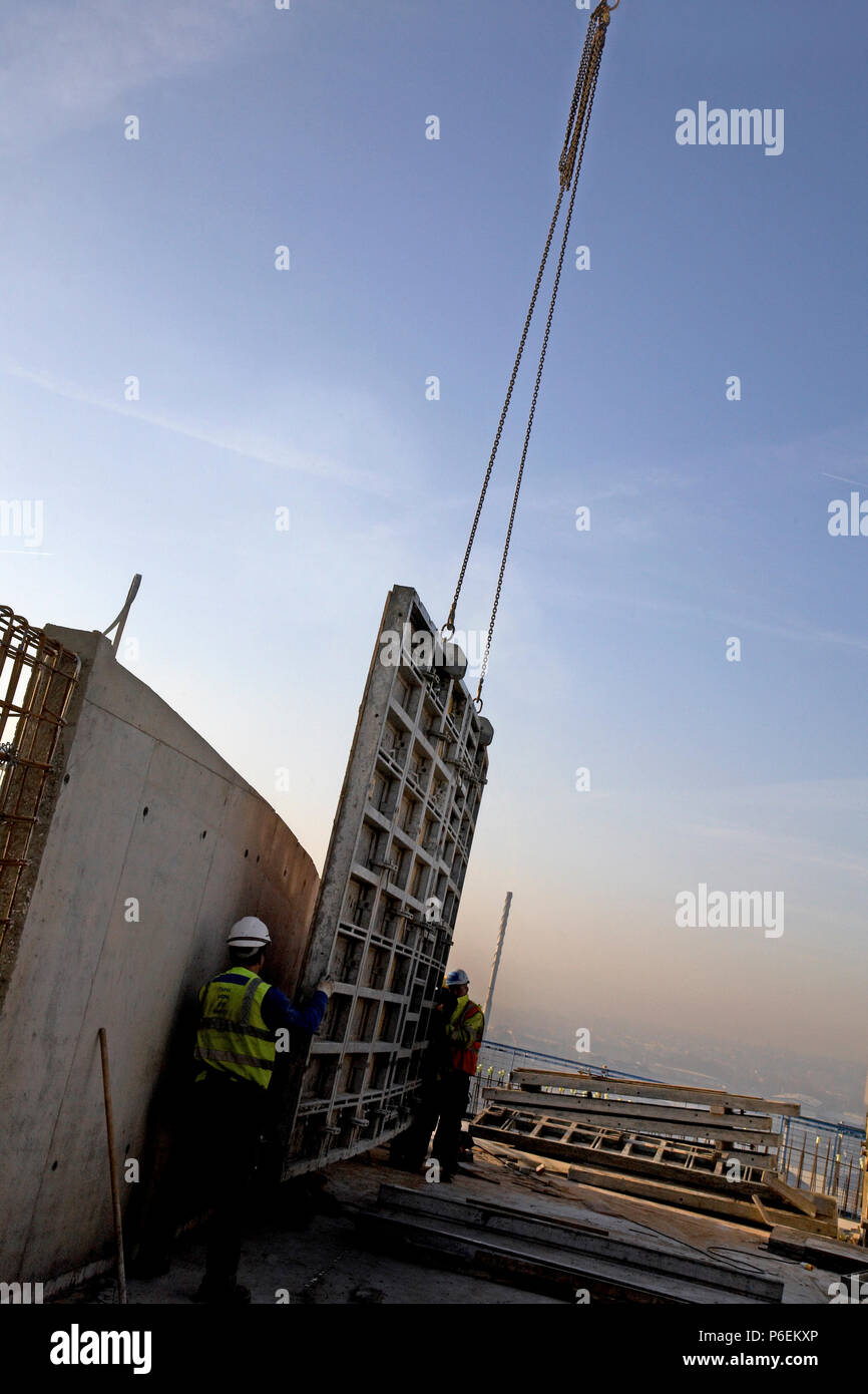 Hochhaus Kran hier gesehen Heben Betonfertigteile Panels und am Bau Baustelle in Leeds, Yorkshire Stockfoto