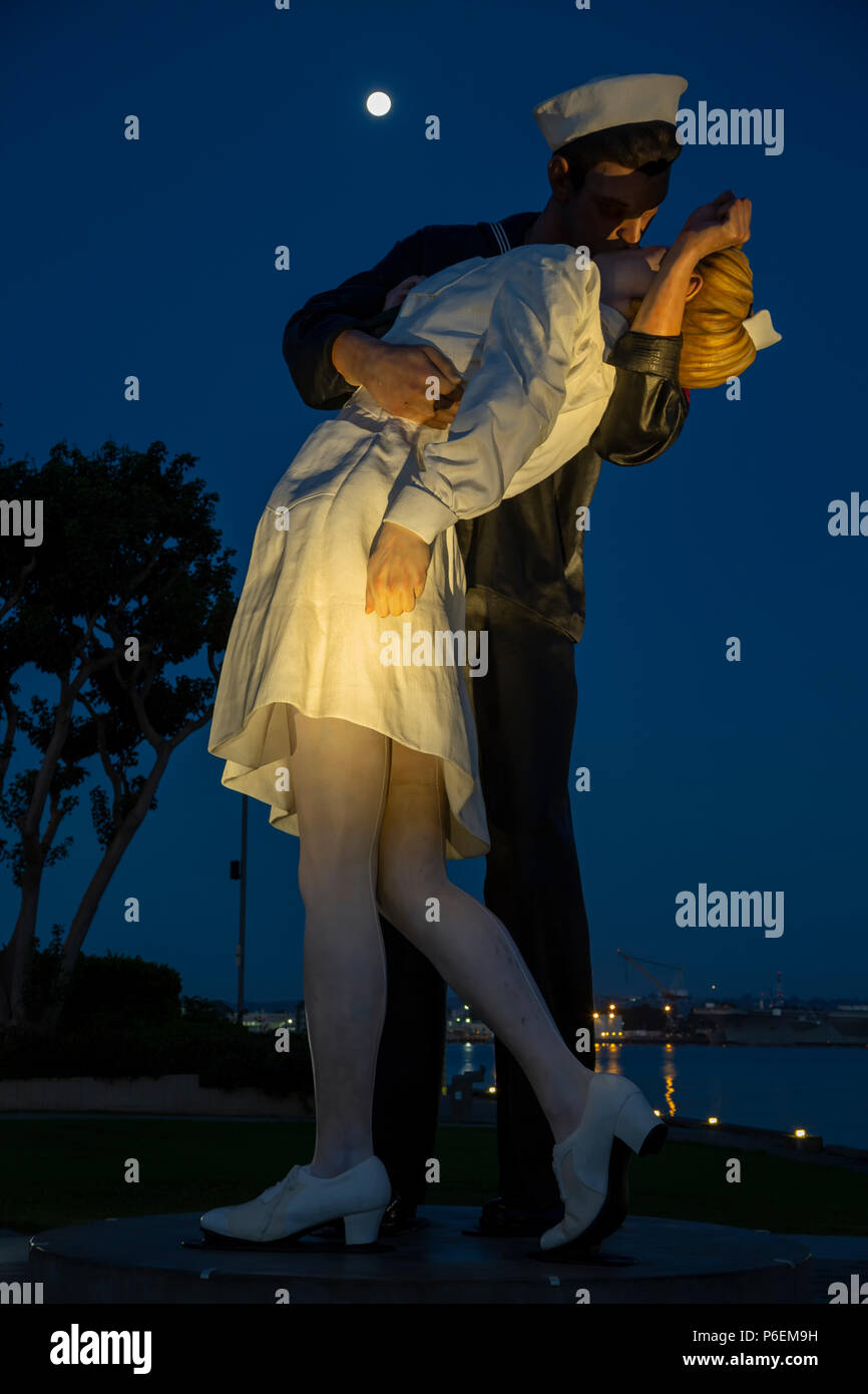 Mond über 'Bedingungslose Kapitulation' Skulptur (sailor Küssen eine Krankenschwester), von Seward Johnson, San Diego, Kalifornien, USA Stockfoto