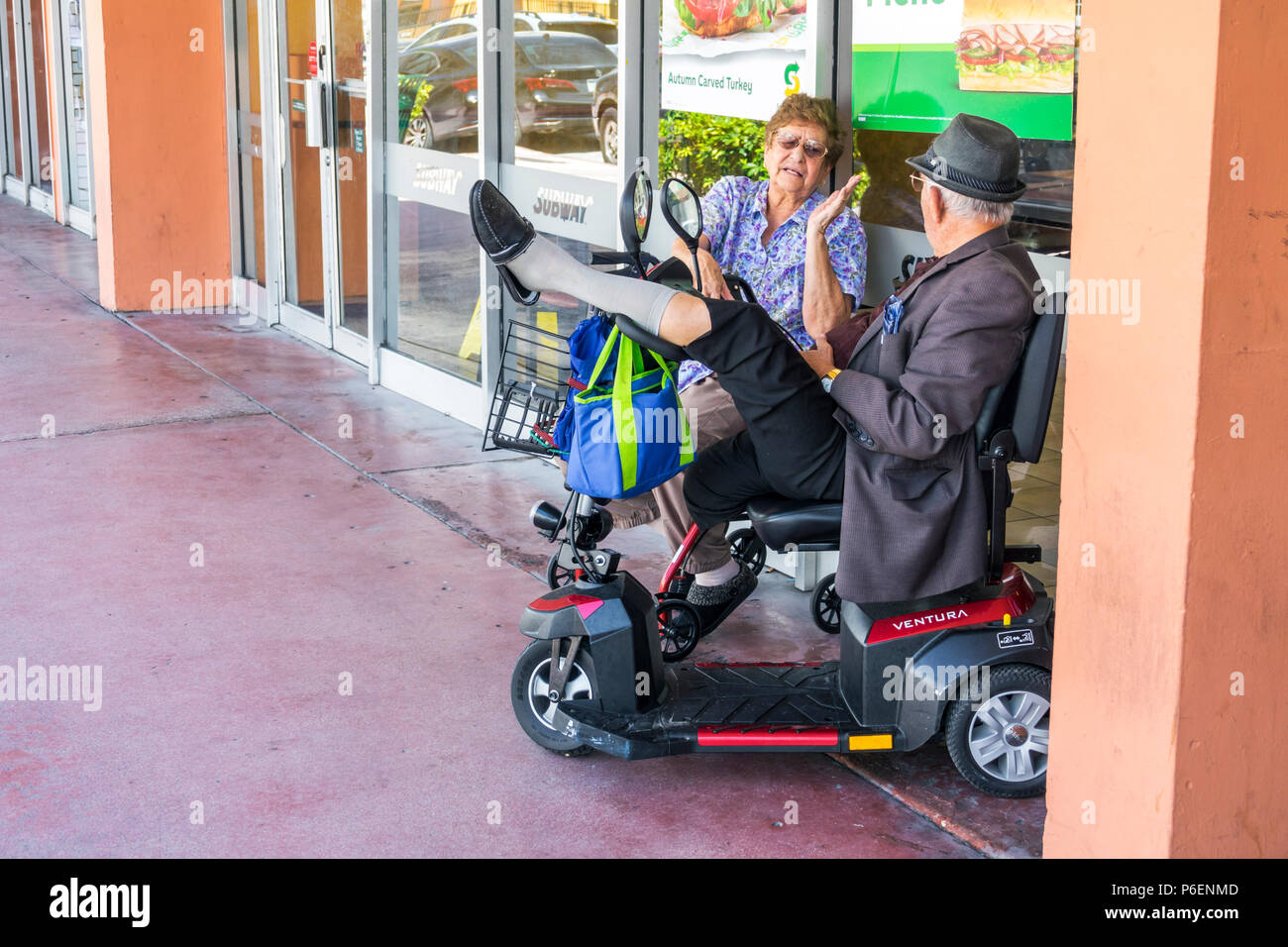 Miami Beach Florida, hispanische Senioren Bürger, Mann Männer männlich, Frau weibliche Frauen, Rentner, Elektrokarren Rollstuhl, Mobilität Roller, deaktivieren Stockfoto