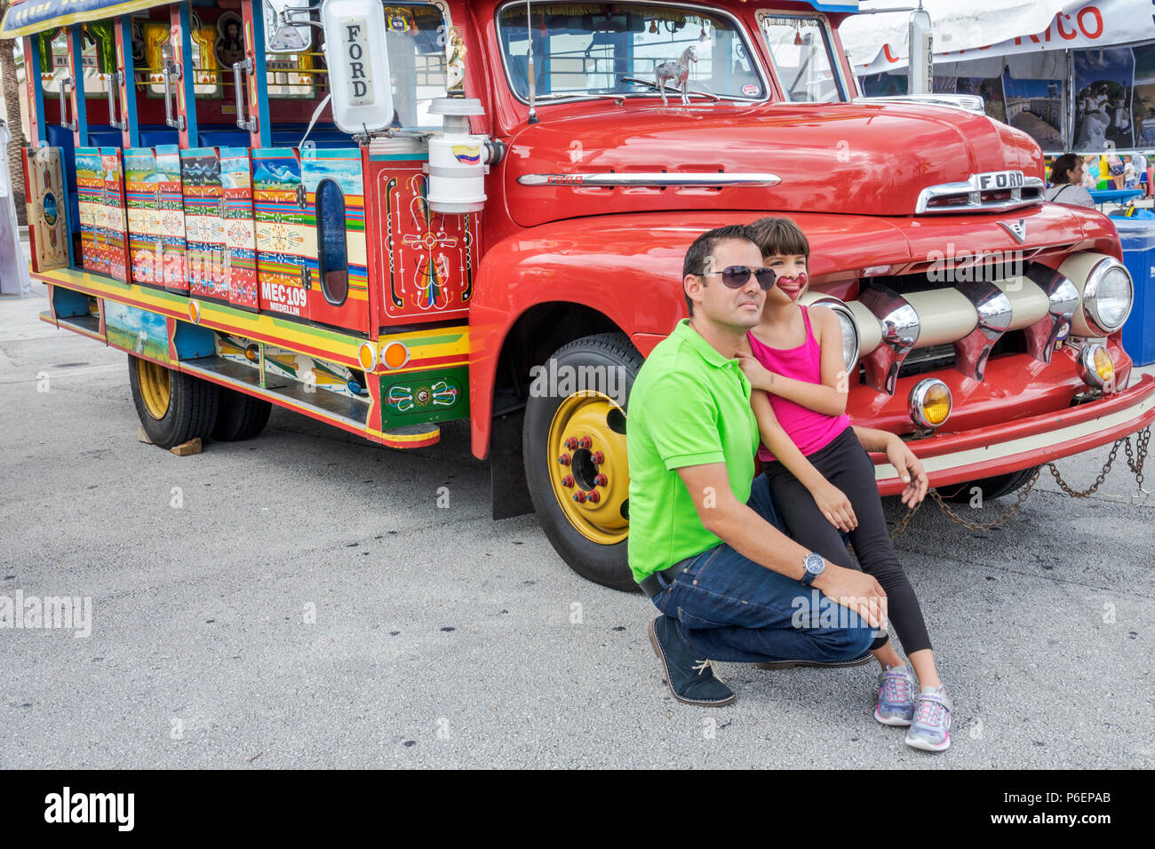 Miami Florida, Miami-Dade Expo Center Messegelände Tamiami Park, Junta Hispana Hispanic Festival, lateinamerikanischer Mann Männer männlich, Mädchen, weibliches Kind Stockfoto