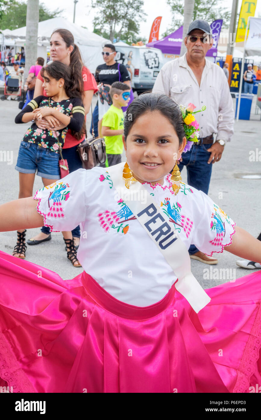 Miami Florida, Miami-Dade Expo Center Messegelände Tamiami Park, Junta Hispana Hispanic Festival, lateinamerikanische Mädchen, weibliche Kinder Kinder Kind c Stockfoto