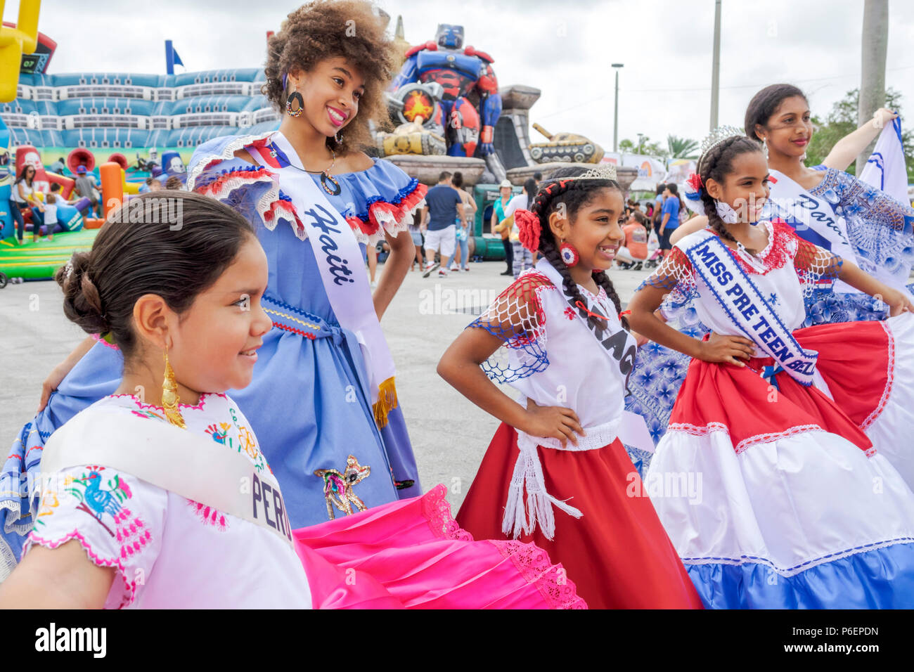 Miami Florida, Miami-Dade Expo Center Messegelände Tamiami Park, Junta Hispana Hispanic Festival, lateinamerikanische Mädchen, weibliche Kinder Kinder Kind c Stockfoto