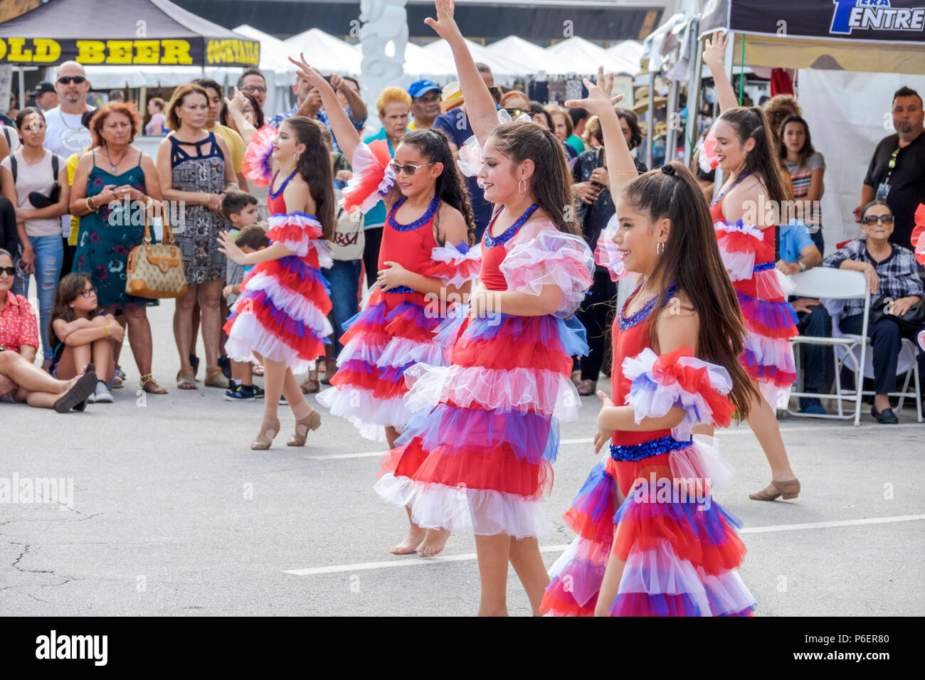 Florida, Coral Gables, Hispanic Cultural Festival, lateinamerikanische Tanzgruppe, Tänzerin Performer, Tanz, Publikum, hispanische Mädchen, weibliches Kind Stockfoto