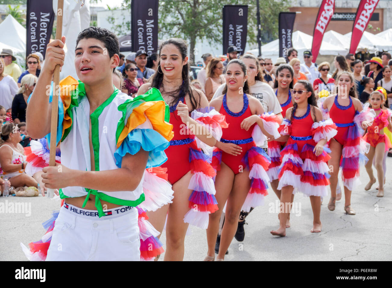 Florida, Coral Gables, Hispanic Cultural Festival, lateinamerikanische Tanzgruppe, Tänzerin Performer, Tanz, Publikum, hispanische Mädchen, weibliches Kind Stockfoto