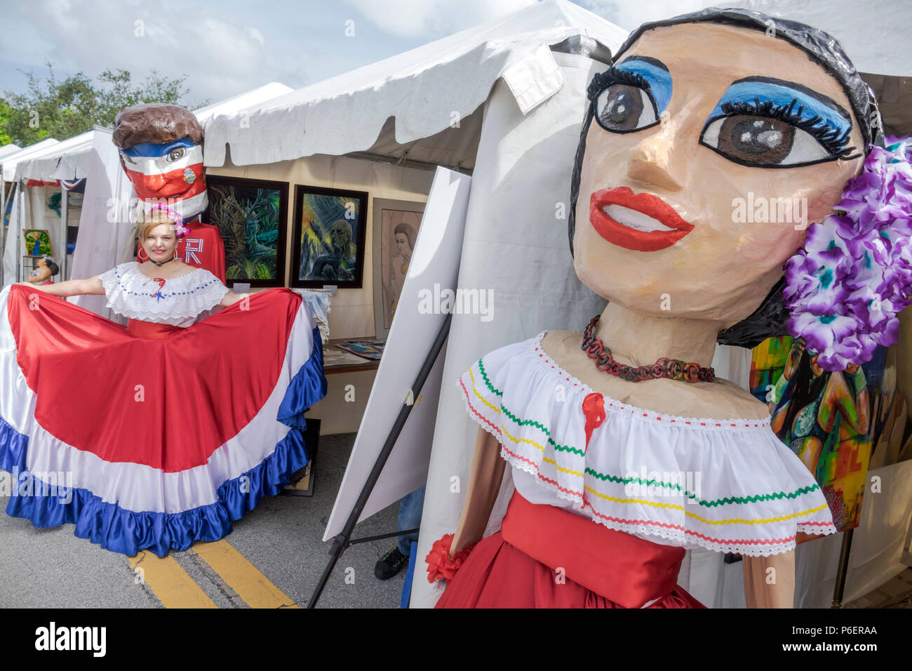 Florida, Coral Gables, Hispanic Cultural Festival, lateinamerikanisches Barranquilla Karneval Zelt, große Kopf Figur, hispanische Frau weibliche Frauen, traditionelle dres Stockfoto