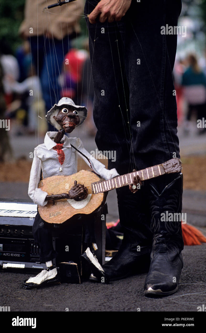 Street Performer mit Marionette Gitarre spielen und singen Stockfoto