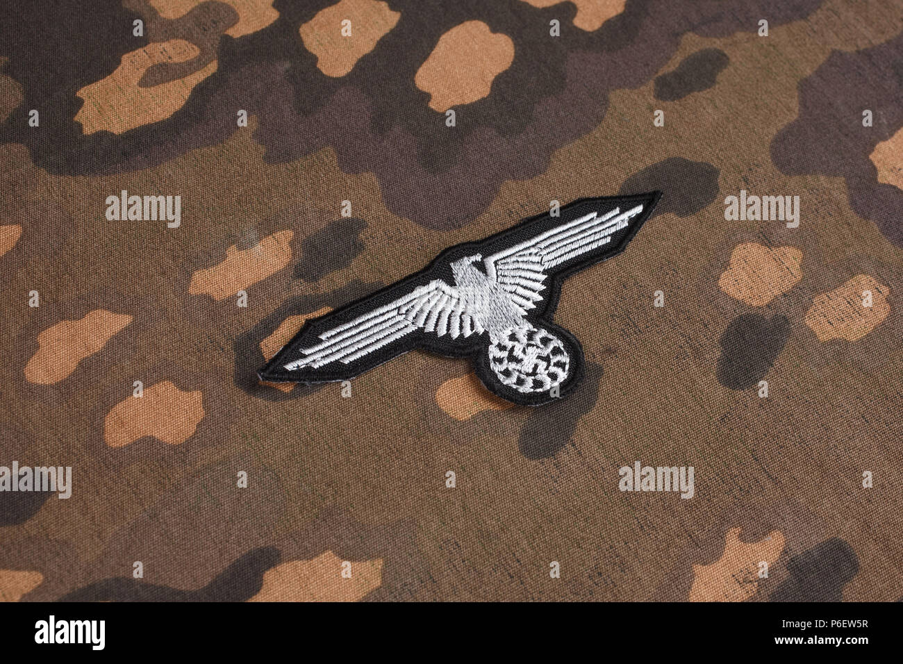WW 2 Deutsche Waffen-SS militärische Abzeichen auf SS Camouflage einheitlichen Hintergrund Stockfoto