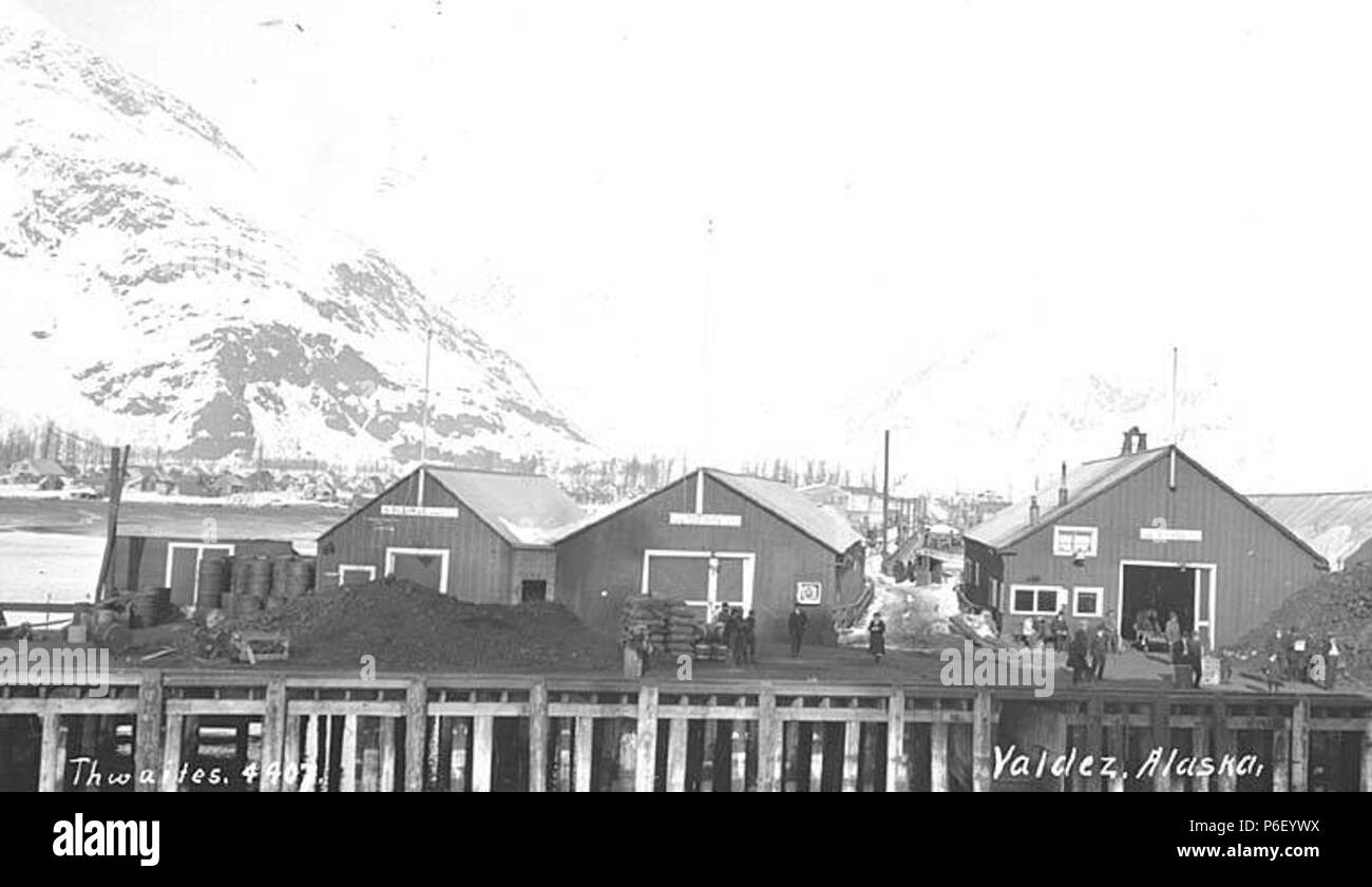 . Englisch: Dock und Lagerhallen in Valdez, Ca. 1912. Englisch: Legende auf Bild: Valdez, Alaska PH-Coll 247.613 Valdez liegt am Nordufer des Port Valdez, ein tiefes Wasser Fjord im Prince William Sound. Es liegt 305 km östlich der Straße von Anchorage, und 364 Straße Meilen südlich von Fairbanks. Es ist die südliche Endstation der Trans-Alaska Pipeline. Der Hafen von Valdez wurde 1790 von Don Salvador Fidalgo genannt für die gefeierte spanische Marineoffizier Antonio Valdés y Basan. Aufgrund seiner hervorragenden eisfreien Hafen, einer Stadt, die 1898 als entladehafen Punkt für Männer, um eine Route zum Eagle Mi, entwickelt. Stockfoto