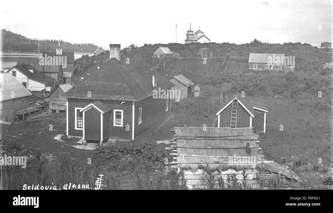 . Englisch: Wohnungen und Kirche, Seldovia, Ca. 1912. Englisch: Legende auf Bild: Seldovia, Alaska PH-Coll 247.195 Seldovia ist auf der Kenai Halbinsel gegenüber von Homer am südlichen Ufer des Kachemak Bucht. Einheimischen Bewohnern werden gemischt Dena'ina Indische und Sugpiaq Eskimo (auch bekannt als alutiiq). Der Name Seldovia von eldevoy" ein russisches Wort mit der Bedeutung "hering Bucht abgeleitet ist." Zwischen 1869 und 1882, eine Trading Post hier war. War ein Post im Jahr 1898 gegründet. Das Dorf entwickelte sich um die kommerzielle Fischerei und Fischverarbeitung. Themen (LCTGM): Wohnungen - Alaska - Seldovia; kirchliche Gebäude Stockfoto
