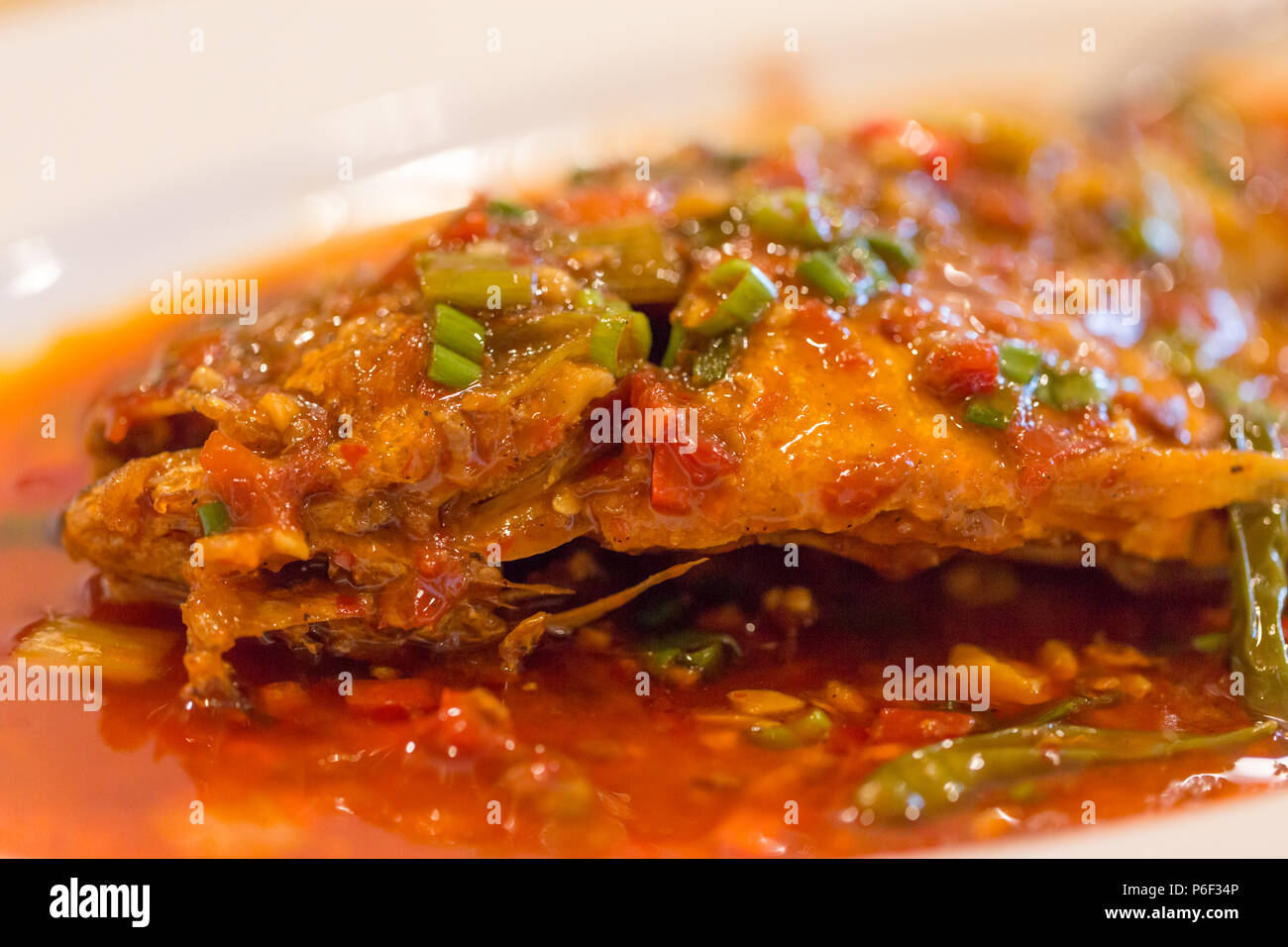 Authentische Sichuan Stil würzige Chinesisch Essen auf den Tisch, Nahaufnahme. Stockfoto