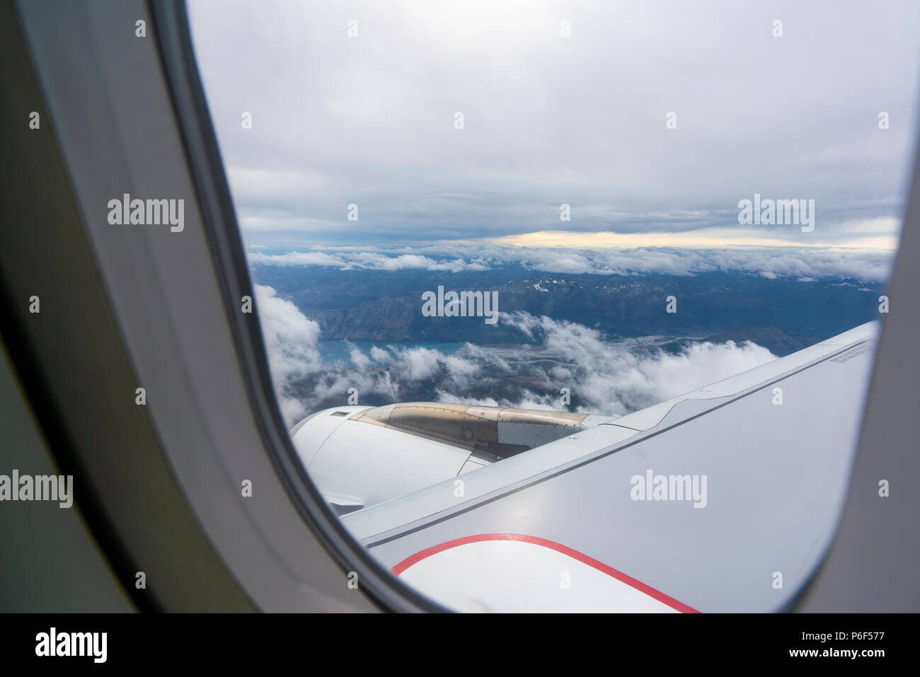 Neuseeland - Januar 16, 2018: In der Luft durch Fenster mit Flügel, Motor und Berge im Hintergrund Stockfoto