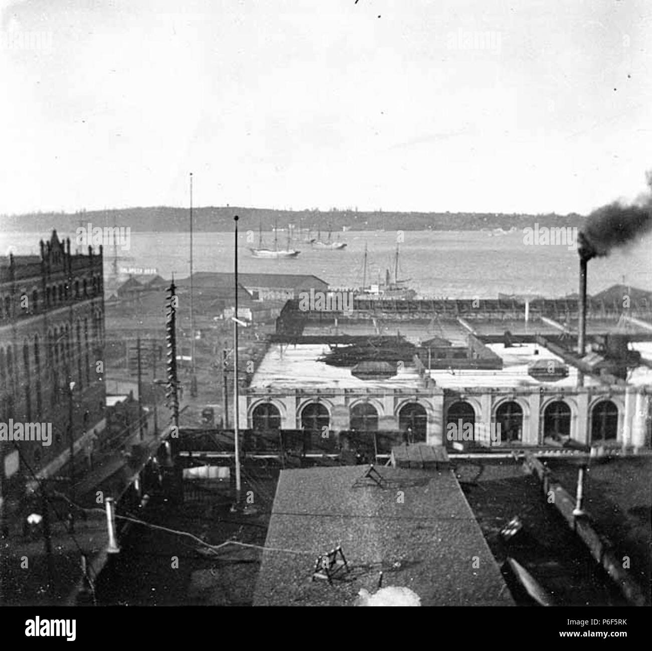 . Englisch: Elliott Bay von der Haller Gebäude, Seattle, Washington, März 1898 gesehen. Englisch: Text von Kiehl anmelden: Elliott Bay von Haller Gebäude, März 1898 Album 2.99 Themen (LCTGM): Boote - Washington (State) - Seattle; Utility Pole - Washington (State) - Seattle Themen (LCSH): Elliott Bay (Wash.); Buchten - Washington (State) - Seattle; West Seattle (Seattle, Washington); Central Business Districts - Washington (State) - Seattle der Haller Gebäude, dann an der nordwestlichen Ecke der zweiten Avenue und Columbia Street, wurde 1958 von der modernistischen Norton Gebäude ersetzt. Auf der anderen Seite der Bucht ist West Stockfoto