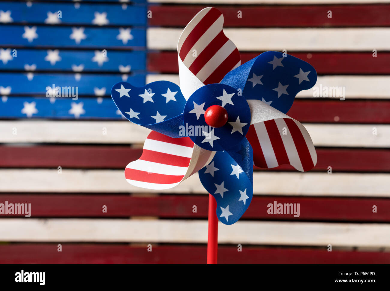 Pinwheel oder WHIRLIGIG vor US Flag Stockfoto