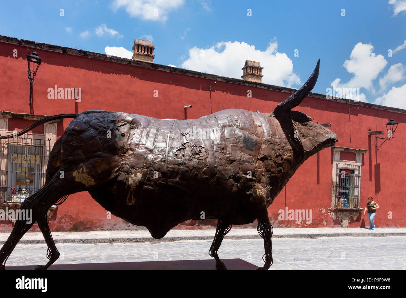 Der Stier Skulptur außerhalb der Bellas Atres in San Miguel de Allende Stockfoto