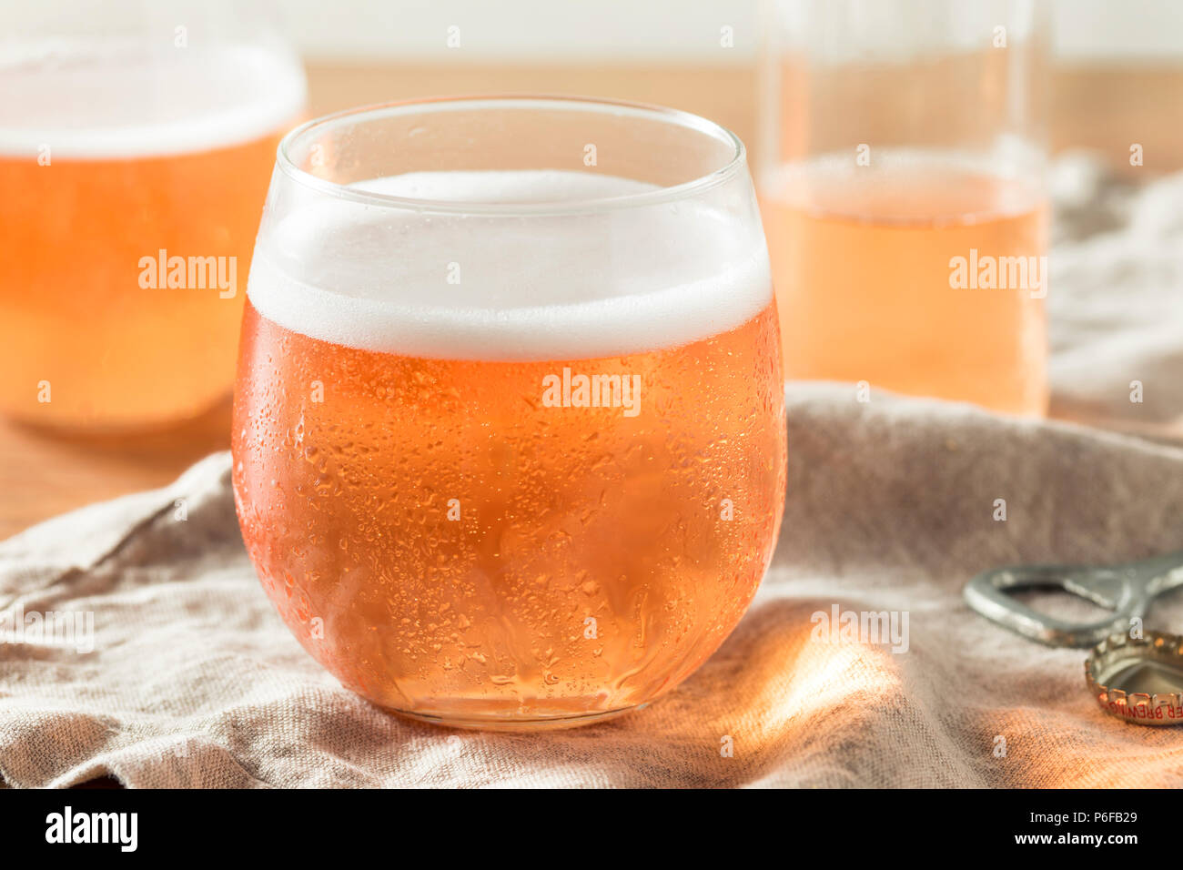 Alkoholfreien Sekt Rose Apfelwein in einem Glas Stockfoto