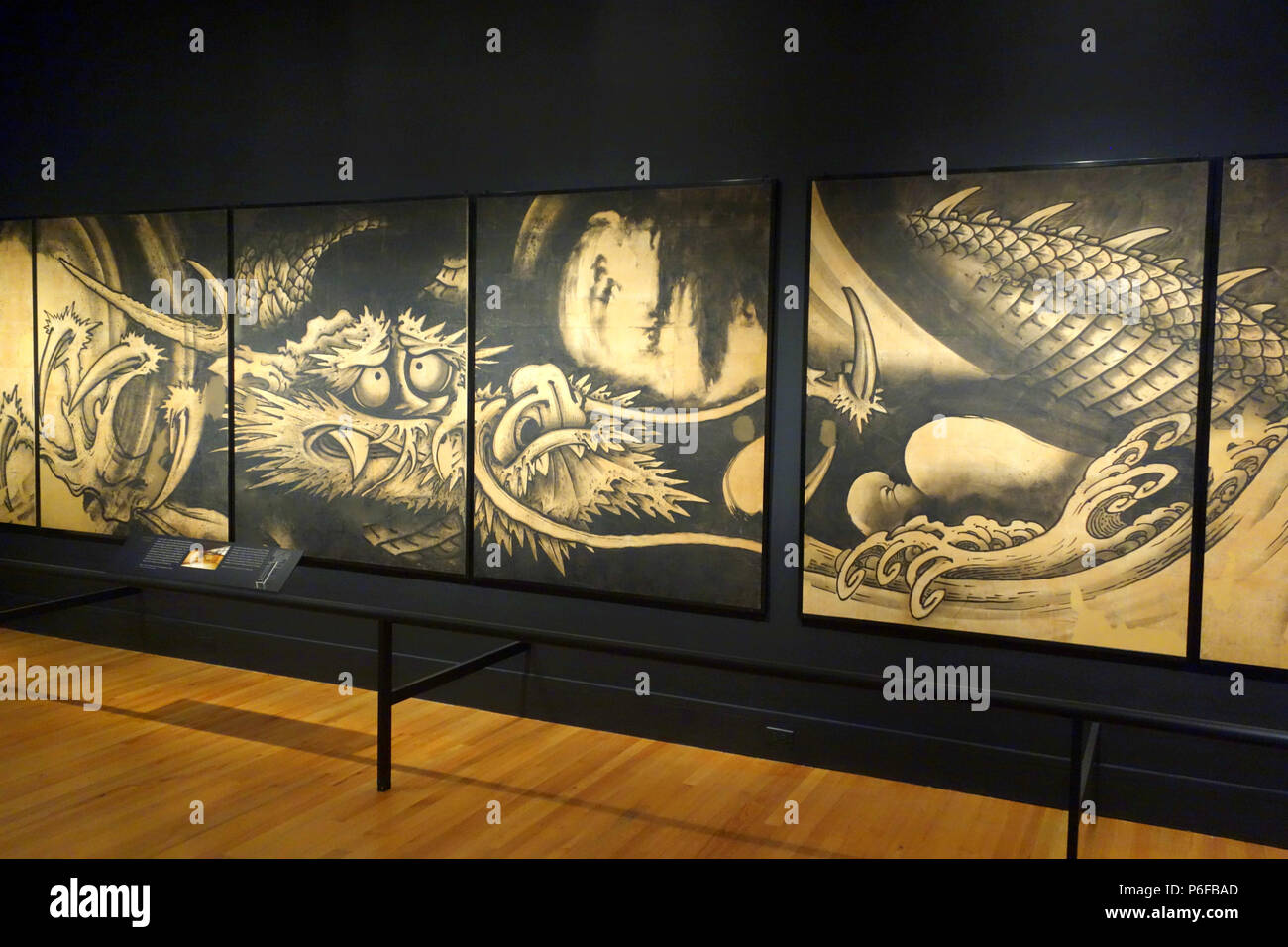 . 日本語: 雲龍図 Englisch: Drache und Wolken. Englisch: Drache und Wolken von Soga Shōhaku (曾我蕭白) (1730-1781), 1763, der acht Gremien, Tinte auf Papier - Museum der Bildenden Künste, Boston, Massachusetts, USA. Stockfoto