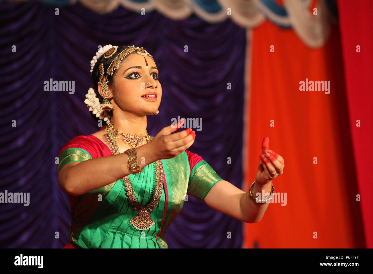 Bharata Natyam ist eines der acht klassischen Tanzformen Indiens, aus dem Bundesstaat Tamil Nadu. Die Bilder sind von verschiedenen Aufführungen Stockfoto