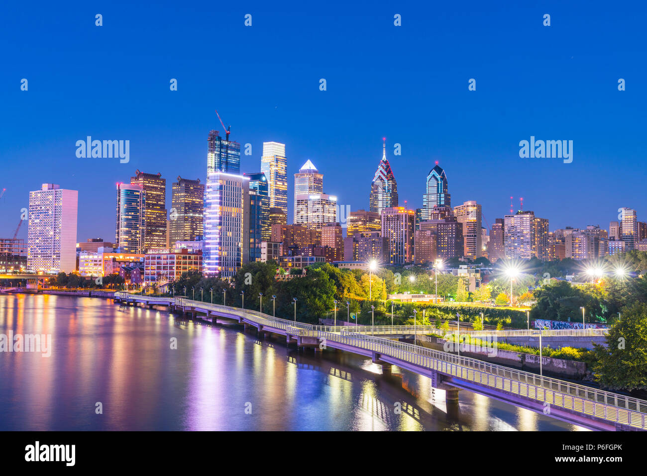 Philadelphia, Pennsylvania, PA, USA. 8-23-17: Philadelphia Skyline bei Nacht mit Reflexion in den Fluss. Stockfoto